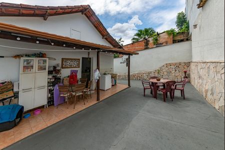 Casa à venda com 150m², 3 quartos e 5 vagas Casa à venda com 150m², 3 quartos e 5 vagasQuintal