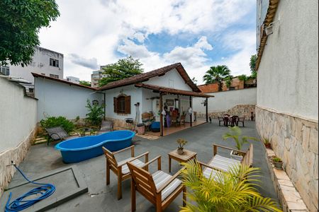 Casa à venda com 150m², 3 quartos e 5 vagas Casa à venda com 150m², 3 quartos e 5 vagasQuintal