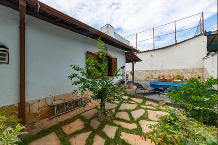 Casa à venda com 150m², 3 quartos e 5 vagas Casa à venda com 150m², 3 quartos e 5 vagasQuintal