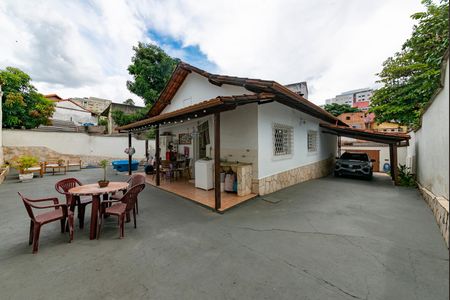 Casa à venda com 150m², 3 quartos e 5 vagas Casa à venda com 150m², 3 quartos e 5 vagasQuintal