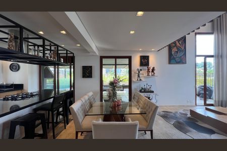 Apartamento à venda com 270m², 3 quartos e 3 vagas Apartamento à venda com 270m², 3 quartos e 3 vagasSala de Jantar
