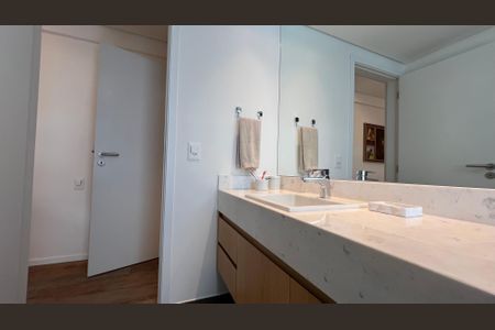 Apartamento à venda com 270m², 3 quartos e 3 vagas Apartamento à venda com 270m², 3 quartos e 3 vagasBanheiro da Suíte 1