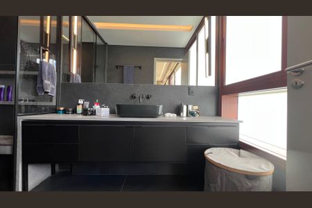 Apartamento à venda com 270m², 3 quartos e 3 vagas Apartamento à venda com 270m², 3 quartos e 3 vagasBanheiro da Suíte 2