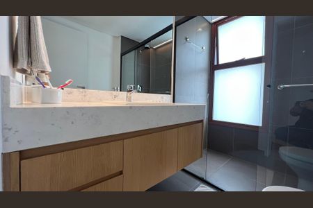Apartamento à venda com 270m², 3 quartos e 3 vagas Apartamento à venda com 270m², 3 quartos e 3 vagasBanheiro da Suíte 1
