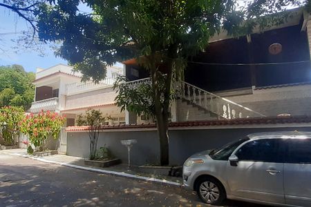 Casa de condomínio à venda com 120m², 5 quartos e 2 vagas Casa de condomínio à venda com 120m², 5 quartos e 2 vagasFachada
