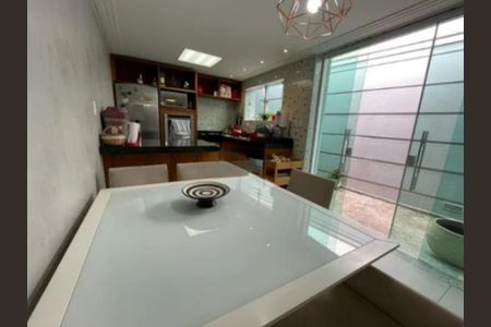 Casa à venda com 164m², 3 quartos e 3 vagas