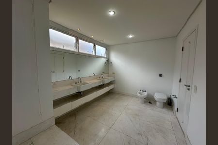 Casa de condomínio à venda com 1200m², 4 quartos e 4 vagas Casa de condomínio à venda com 1200m², 4 quartos e 4 vagasBanheiro da Suíte 4