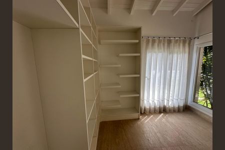 Casa de condomínio à venda com 1200m², 4 quartos e 4 vagas Casa de condomínio à venda com 1200m², 4 quartos e 4 vagasEscritório