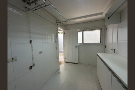 Casa de condomínio à venda com 1200m², 4 quartos e 4 vagas Casa de condomínio à venda com 1200m², 4 quartos e 4 vagasÁrea de Serviço