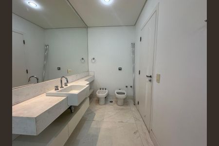 Casa de condomínio à venda com 1200m², 4 quartos e 4 vagas Casa de condomínio à venda com 1200m², 4 quartos e 4 vagasBanheiro da Suíte 3