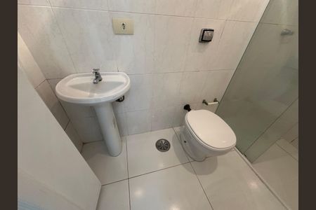 Casa de condomínio à venda com 1200m², 4 quartos e 4 vagas Casa de condomínio à venda com 1200m², 4 quartos e 4 vagasBanheiro de Serviço