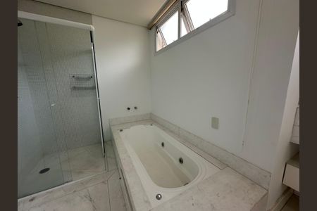 Casa de condomínio à venda com 1200m², 4 quartos e 4 vagas Casa de condomínio à venda com 1200m², 4 quartos e 4 vagasBanheiro da Suíte 4