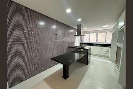 Casa de condomínio à venda com 1200m², 4 quartos e 4 vagas Casa de condomínio à venda com 1200m², 4 quartos e 4 vagasCozinha