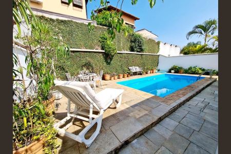 Casa de condomínio à venda com 364m², 4 quartos e 4 vagasÁrea Externa