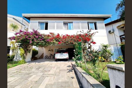 Casa de condomínio à venda com 364m², 4 quartos e 4 vagasFachada