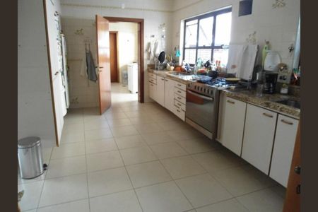 Casa de condomínio à venda com 810m², 4 quartos e 6 vagas
