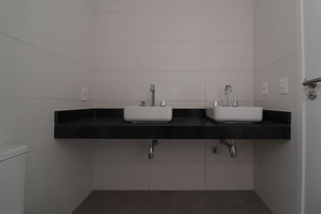 Casa de condomínio à venda com 276m², 3 quartos e 3 vagas Casa de condomínio à venda com 276m², 3 quartos e 3 vagasBanheiro da Suíte