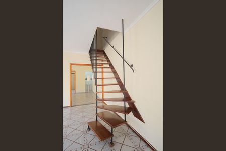 Casa à venda com 320m², 3 quartos e 4 vagasEscada