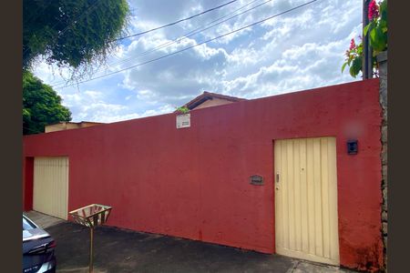 Casa à venda com 226m², 4 quartos e 2 vagasFachada