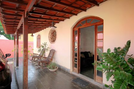 Casa à venda com 226m², 4 quartos e 2 vagasVaranda frente