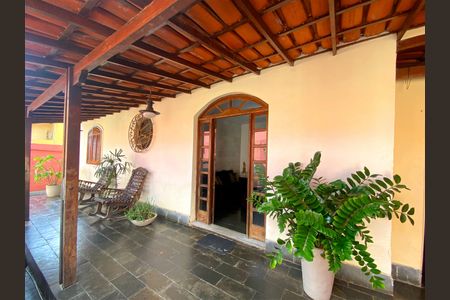 Casa à venda com 226m², 4 quartos e 2 vagasVaranda frente