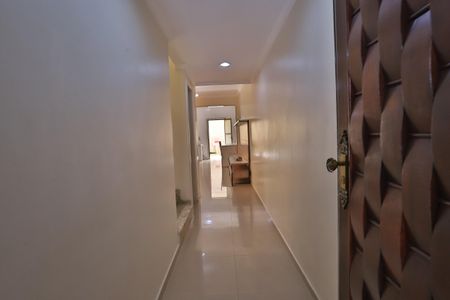 Casa à venda com 200m², 4 quartos e 2 vagas Casa à venda com 200m², 4 quartos e 2 vagasCorredor