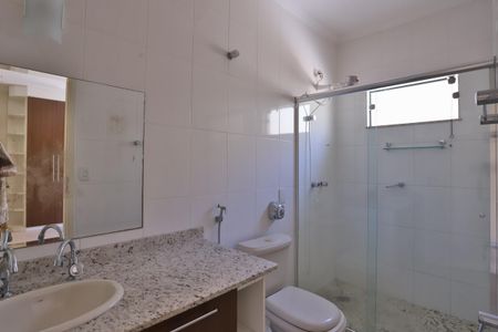 Casa à venda com 200m², 4 quartos e 2 vagas Casa à venda com 200m², 4 quartos e 2 vagasBanheiro quarto 4