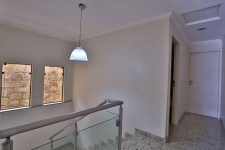 Casa à venda com 200m², 4 quartos e 2 vagas Casa à venda com 200m², 4 quartos e 2 vagasEscada