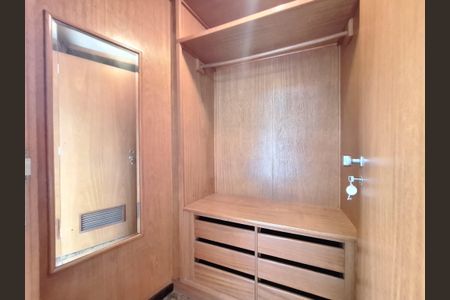 Apartamento à venda com 121m², 3 quartos e 1 vaga Apartamento à venda com 121m², 3 quartos e 1 vagaCloset do quarto 1