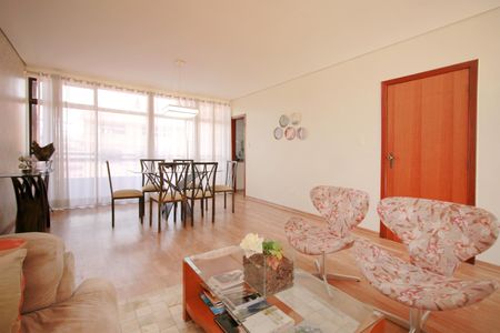 Casa à venda com 270m², 4 quartos e 4 vagasSala