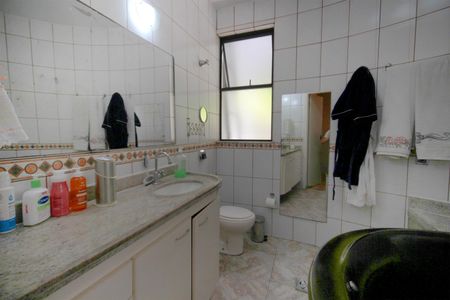 Casa à venda com 270m², 4 quartos e 4 vagasBanheiro da Suíte