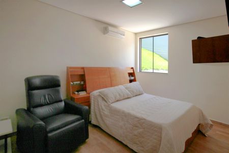 Casa à venda com 270m², 4 quartos e 4 vagasSuite