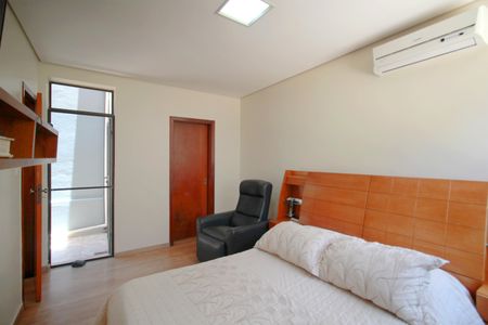 Casa à venda com 270m², 4 quartos e 4 vagasSuite