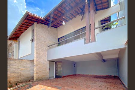 Casa à venda com 270m², 4 quartos e 4 vagasFachada