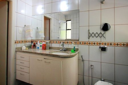 Casa à venda com 270m², 4 quartos e 4 vagasBanheiro da Suíte