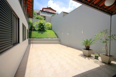 Casa à venda com 270m², 4 quartos e 4 vagasQuintal