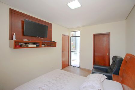 Casa à venda com 270m², 4 quartos e 4 vagasSuite