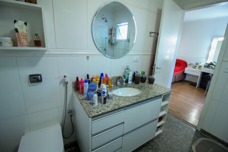 Casa de condomínio à venda com 392m², 4 quartos e 6 vagas Casa de condomínio à venda com 392m², 4 quartos e 6 vagasBanheiro da Suíte 1