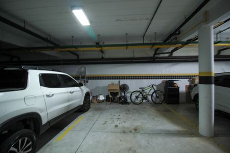 Casa de condomínio à venda com 392m², 4 quartos e 6 vagas Casa de condomínio à venda com 392m², 4 quartos e 6 vagasGaragem
