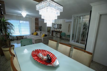 Casa de condomínio à venda com 392m², 4 quartos e 6 vagas Casa de condomínio à venda com 392m², 4 quartos e 6 vagasSala de Jantar