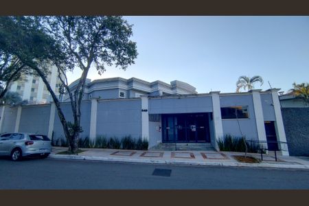 Casa de condomínio à venda com 392m², 4 quartos e 6 vagas Casa de condomínio à venda com 392m², 4 quartos e 6 vagasFachada