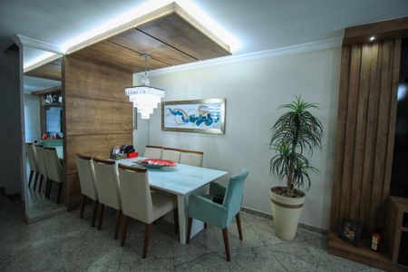 Casa de condomínio à venda com 392m², 4 quartos e 6 vagas Casa de condomínio à venda com 392m², 4 quartos e 6 vagasSala de Jantar