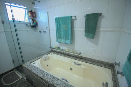 Casa de condomínio à venda com 392m², 4 quartos e 6 vagas Casa de condomínio à venda com 392m², 4 quartos e 6 vagasBanheiro da Suíte 1