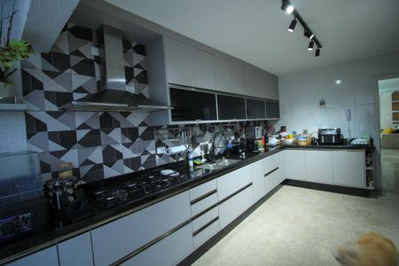 Casa de condomínio à venda com 392m², 4 quartos e 6 vagas Casa de condomínio à venda com 392m², 4 quartos e 6 vagasCozinha
