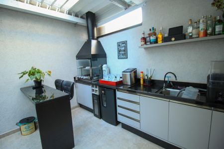 Casa de condomínio à venda com 392m², 4 quartos e 6 vagas Casa de condomínio à venda com 392m², 4 quartos e 6 vagasCozinha