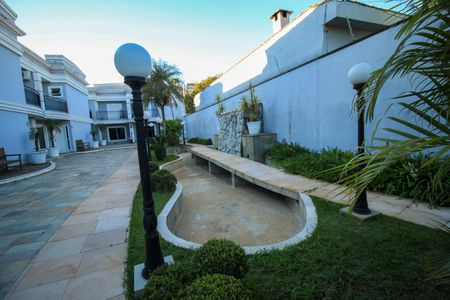 Casa de condomínio à venda com 392m², 4 quartos e 6 vagas Casa de condomínio à venda com 392m², 4 quartos e 6 vagasÁrea Externa
