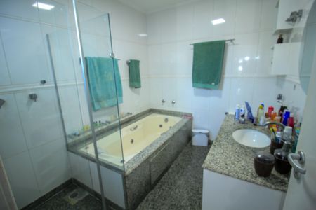 Casa de condomínio à venda com 392m², 4 quartos e 6 vagas Casa de condomínio à venda com 392m², 4 quartos e 6 vagasBanheiro da Suíte 1