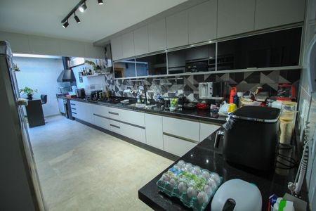 Casa de condomínio à venda com 392m², 4 quartos e 6 vagas Casa de condomínio à venda com 392m², 4 quartos e 6 vagasCozinha