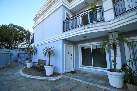Casa de condomínio à venda com 392m², 4 quartos e 6 vagas Casa de condomínio à venda com 392m², 4 quartos e 6 vagasÁrea Externa
