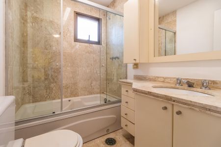 Apartamento para alugar com 192m², 4 quartos e 2 vagas Apartamento para alugar com 192m², 4 quartos e 2 vagasBanheiro da Suíte 2